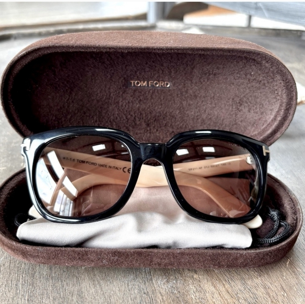 Tom Ford Sunglasses Black With Ivory Colored Arms, Gold Accents, Made In Italy - Picture 2 of 11